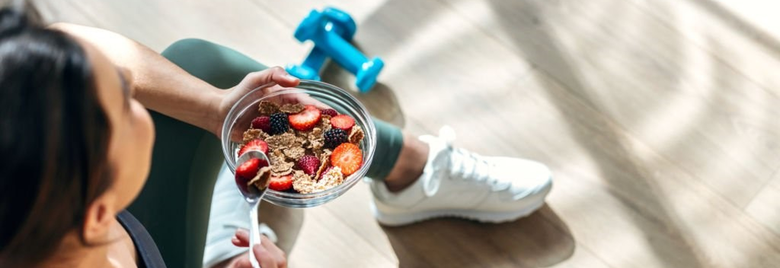 common.image.alt.prefix woman with a bowl of fruit