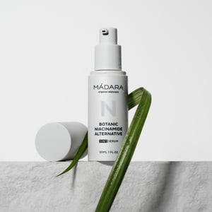 MADARA Botanic Niacinamide Alternative 5-in-1 Serum image