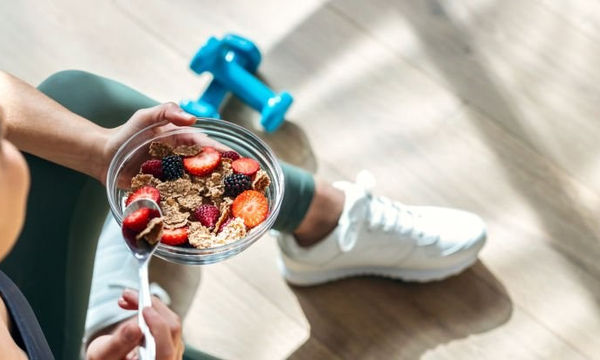 Afbeelding van vrouw met bakje fruit