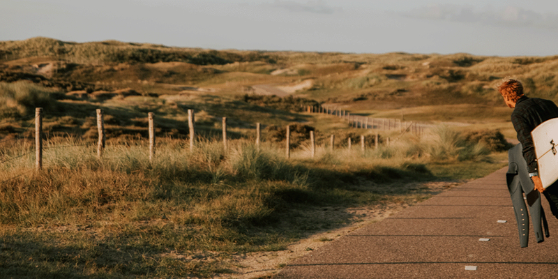 common.image.alt.prefix foto man op skateboard met surfplank 