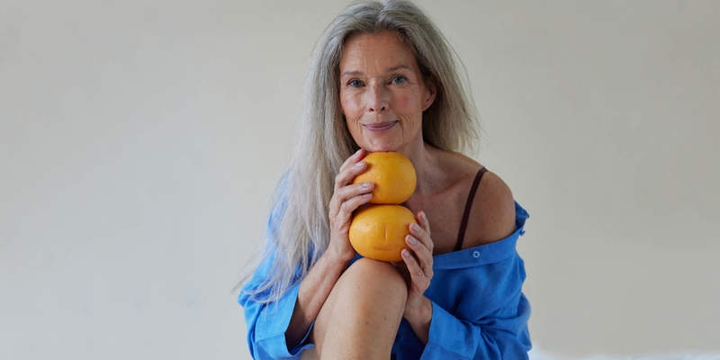 common.image.alt.prefix foto van vrouw met sinaasappels