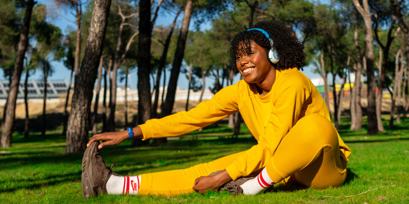 Afbeelding van foto van vrouw sporten in het park