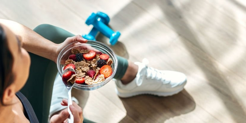 Afbeelding van vrouw met bakje fruit