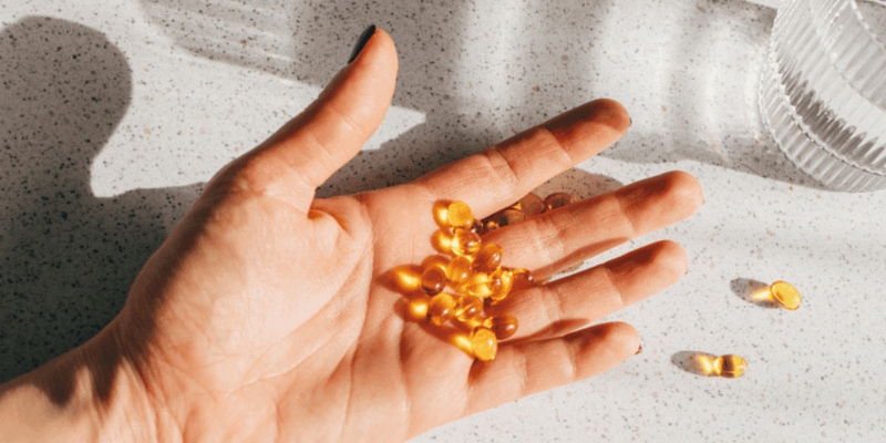 Bild von Foto von Vitamin-D-Kapseln auf einer Hand