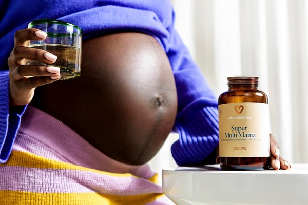photo of a pregnant woman with a pregnancy multivitamin