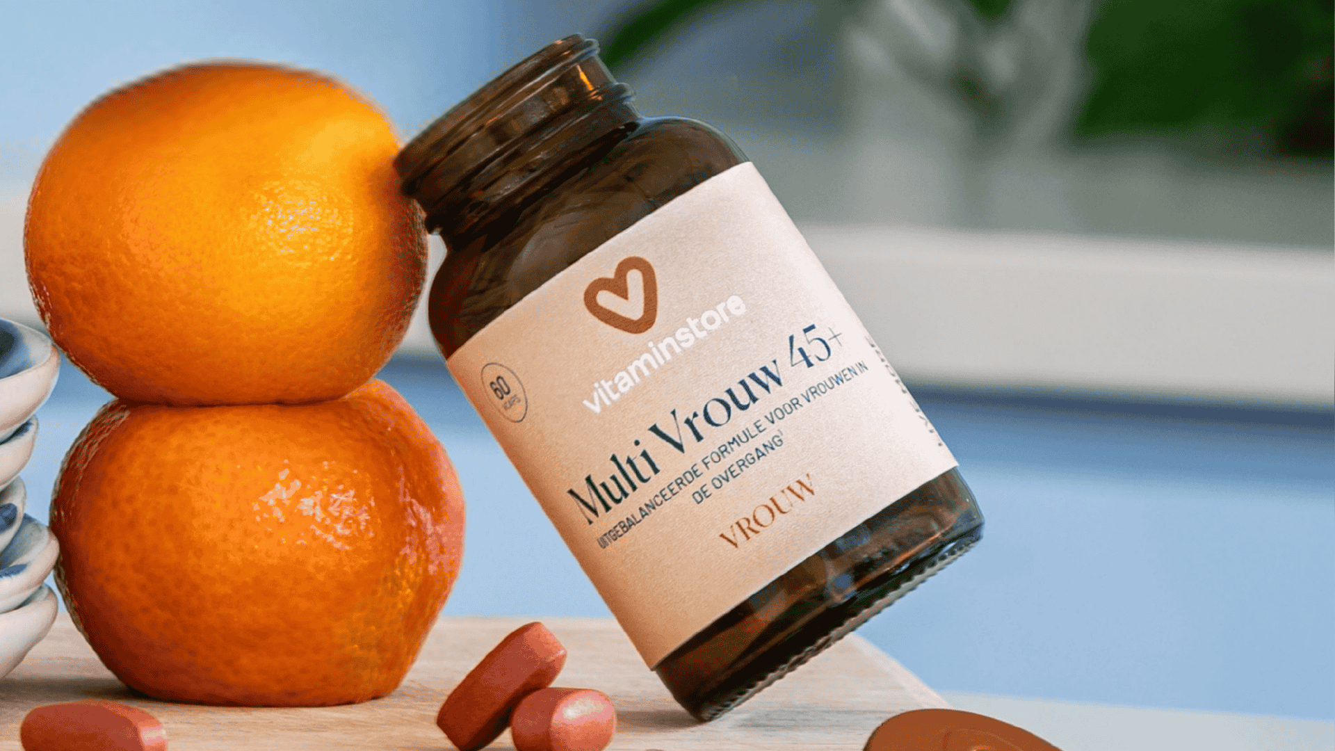 foto van een zwangere vrouw met een omega supplement